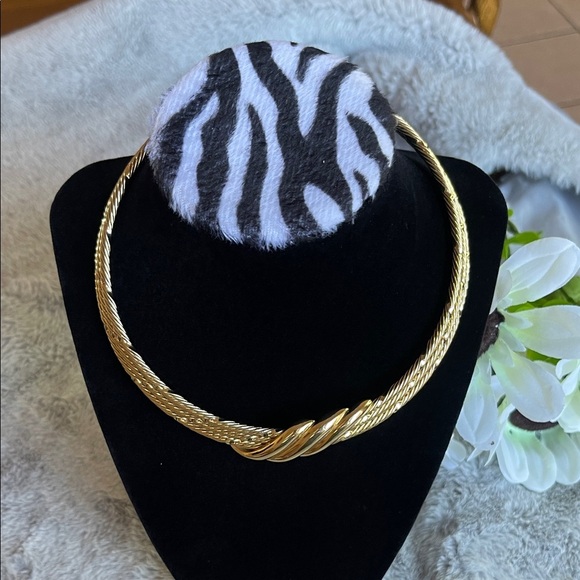 Luxurious Gold Twisted Necklace - Picture 3 of 6